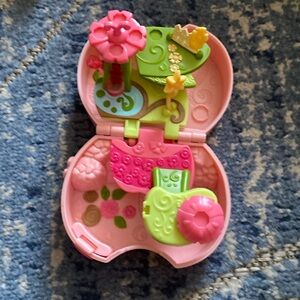 2006 Littlest Pet Shop Teeniest Tiniest Pop Up Garden Playset